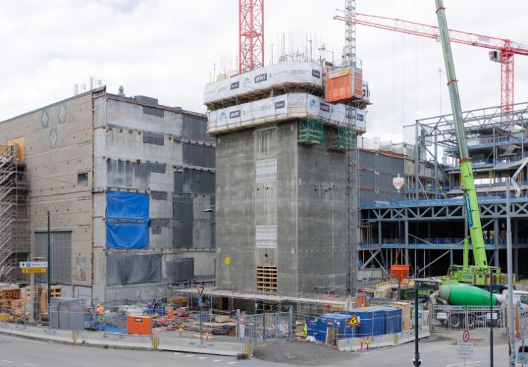 Glidestøpen er i gang på Over Spektrum. Gjennom sommeren skal betongkjernen vokse til 108 meters høyde og bli synlig over store deler av Oslo sentrum. Når bygget står ferdig, blir det Norges første høyhus over 100 meter siden Oslo Plaza åpnet i 1990.