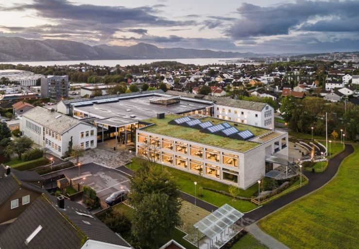 Rogaland fylkeskommune har utvidet og rehabilitert Hetland videregående skole for å tilfredsstille kommende elevvekst i kommunen. Vi tok en prat med Rune Magne Johannessen, prosjektleder, i Bygg- og eiendomsavdelingen i fylkesko