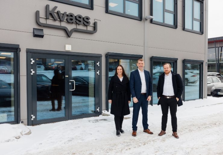 Kvass ser til utlandet Etter å ha digitalisert det norske nybyggmarkedet, rigger SaaS-selskapet Kvass seg nå for storstilt ekspansjon. Med tungvektere fra internasjonal programvare og eiendomsutvikling på laget, er det nå på tide å åpne egne kontorer i Frankrike og Sverige.