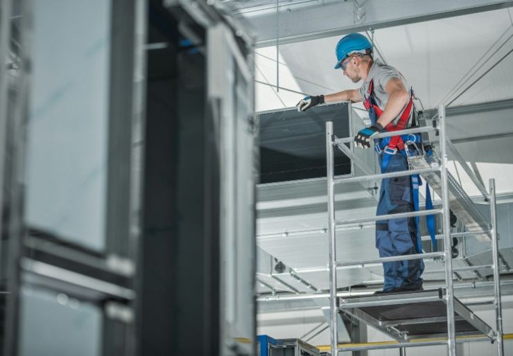 Ny kartlegging skal gi bedre feildeteksjon i ventilasjonsanlegg En ny kartlegging fra SINTEF og Construction City Cluster har analysert over 200 feil i ventilasjonsanlegg. Mer enn 30 prosent ble oppdaget etter klager fra brukere og leietakere.