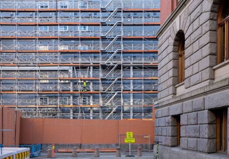 31 meter høy ruver seks etasjer med brakkemoduler nå på byggeplassen til det nye regjeringskvartalet.