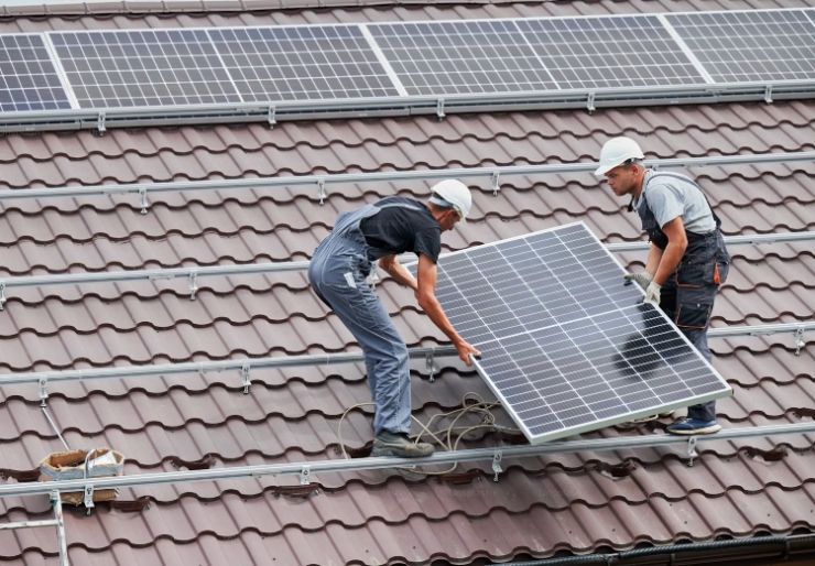 Boligeiere slipper byggesøknad for flere energitiltak Gjennomføring av energitiltak blir enklere og raskere Pressemelding | Dato: 19.06.2026 Regjeringen fjerner søknadsplikt for solenergianlegg og etterisolering av småhusbebyggelse. Det blir også enklere å etablere ladestasjoner,