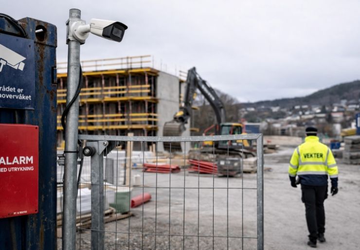 Byggekamera, alarm eller vekter? Byggekamera, alarm og vekter kan alle være gode tiltak for å sikre byggeplasser mot tyveri, men de løser ikke det samme problemet.