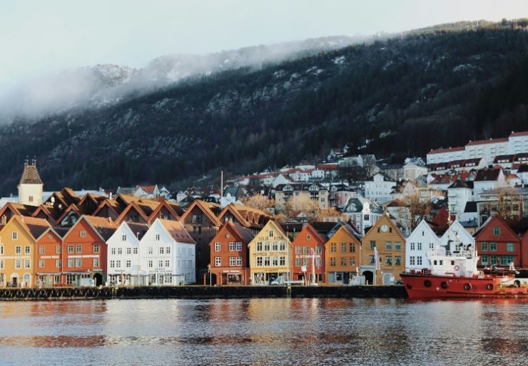 SINTEF holder kurs om regn i Bergen I juni holder SINTEF kurs i praktisk bygningsfysikk i Bergen. Tema er fuktsikring av fasader og tak, med spesielt blikk på håndtering av regn.