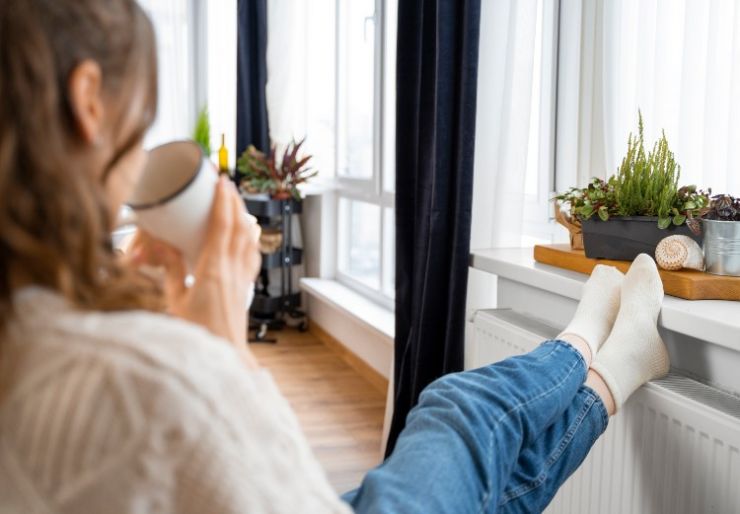 Energieffektive radiatorer Radiatorer som er koblet til et vannbårent varmesystem kan være svært energieffektive, spesielt når de kombineres med moderne termostater og styringssystemer. Dette bidrar til å redusere energiforbruket og dermed også energikostnadene.