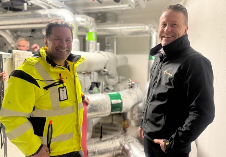 Norskproduserte isolasjonsputer Simen Krogh, prosjektleder i Norsk Byggebransje og Stian Kverneng, daglig leder i Energisaver på befaring i Sameiet Hovinenga. Foto: Norsk Byggebransje.