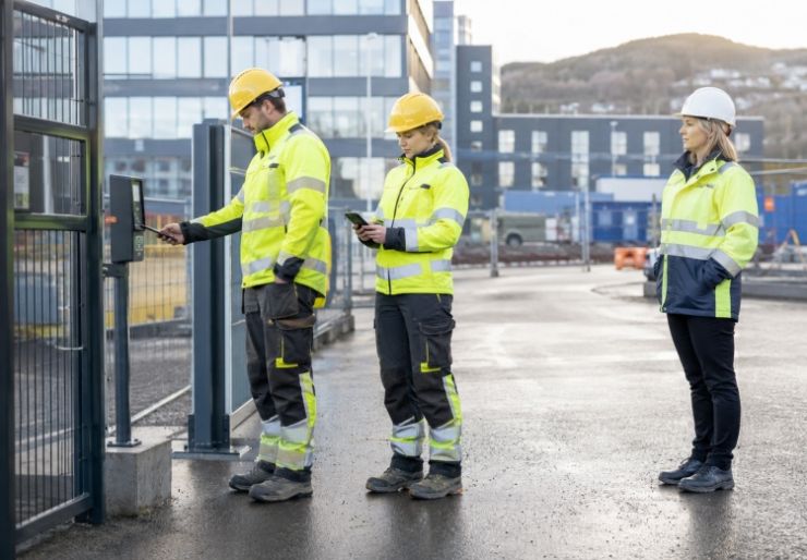 HMS-kort og mannskapsliste er ikke det samme, men de henger sammen. HMS-kortet identifiserer arbeidstakeren og virksomheten de jobber for, mens mannskapslisten viser hvem som skal utføre arbeid på den konkrete bygge- eller anleggsplassen. 