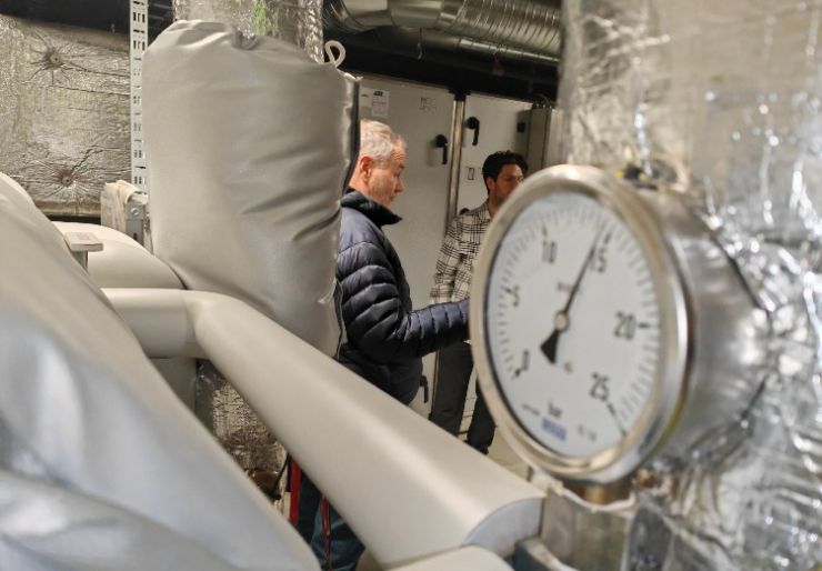 Mange tekniske rom ser ferdig isolerte ut, men taper likevel energi døgnet rundt grunnet at ventiler, flenser, pumper og andre “vanskelige” komponenter ofte står uten isolasjon