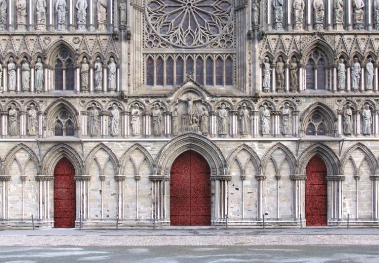 Arbeidet med nye dører til Nidarosdomens vestfront har gått fra konkurranse og skisser til faktisk produksjon.