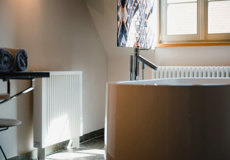 Moderne designet radiator Vannbåren varme med radiatorer kan installeres i både nybygg og eksisterende boliger. Moderne radiatorer kommer i ulike størrelser og design, noe som gjør dem tilpassbare for enhver interiørstil.