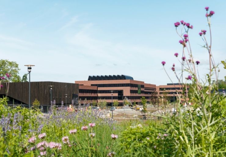 Den gylne hjelm til Campus Ås NYBYGG Veterinærinstituttet og Veterinærhøgskolen flytta i 2020 frå Adamstuen i Oslo til Ås. Her er dei nå samlokaliserte i eit nybygg ved Noregs miljø og biovitskaplege universitet.