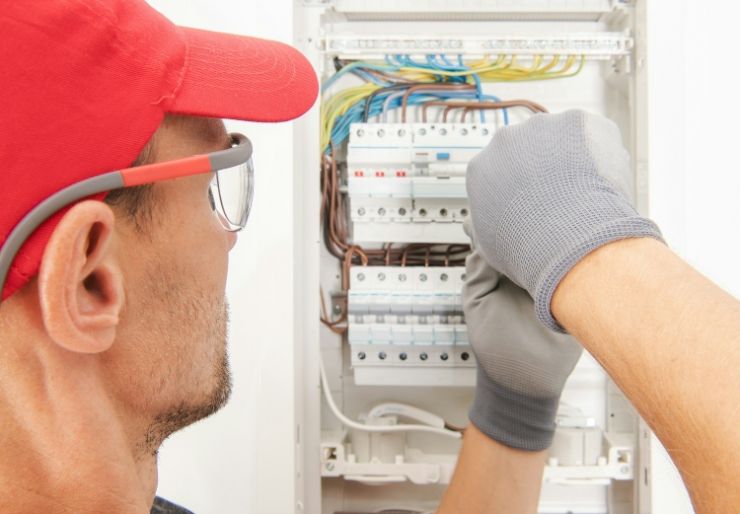 Hva tar en elektriker i timepris?