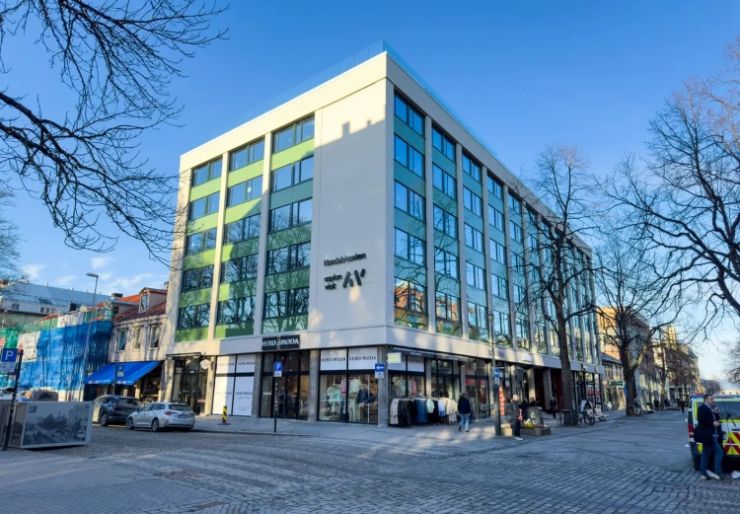 Nordre gate 12 vinner bærekraftspris for rehabilitering Nordre gate 12 i Trondheim vinner Storebrand Eiendoms Bærekraftspris 2026 etter en omfattende rehabilitering med høy grad av ombruk. Prosjektet har nær 90 prosent sirkularitet etter FutureBuilts kriterier og 64 prosent lavere klimagassutslipp fra material