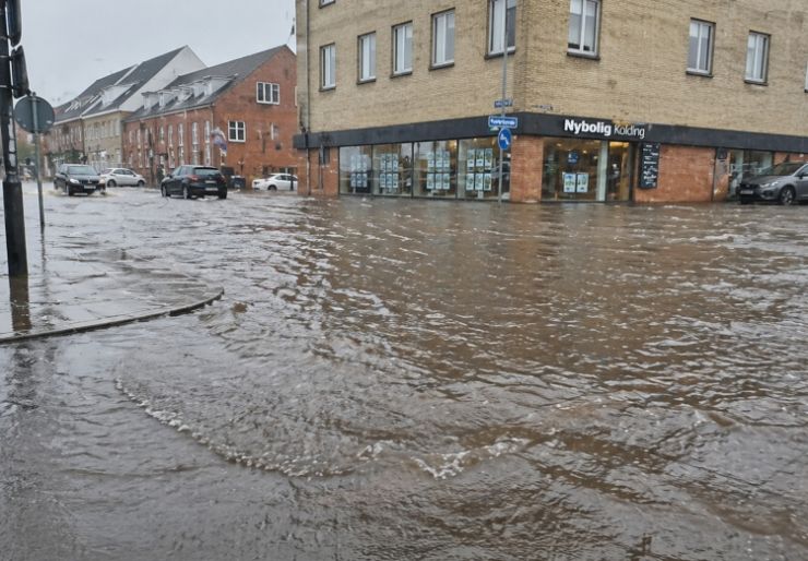 Da overvannet kom, snudde folket Da vannet kom, kom også spørsmålet: Hvorfor ventet dere?