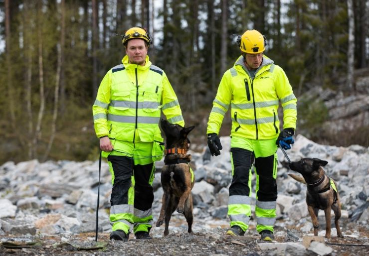 AF Decom - Hundeførerne Leif Ove Skancke (t.v.) og Kristoffer Modell
