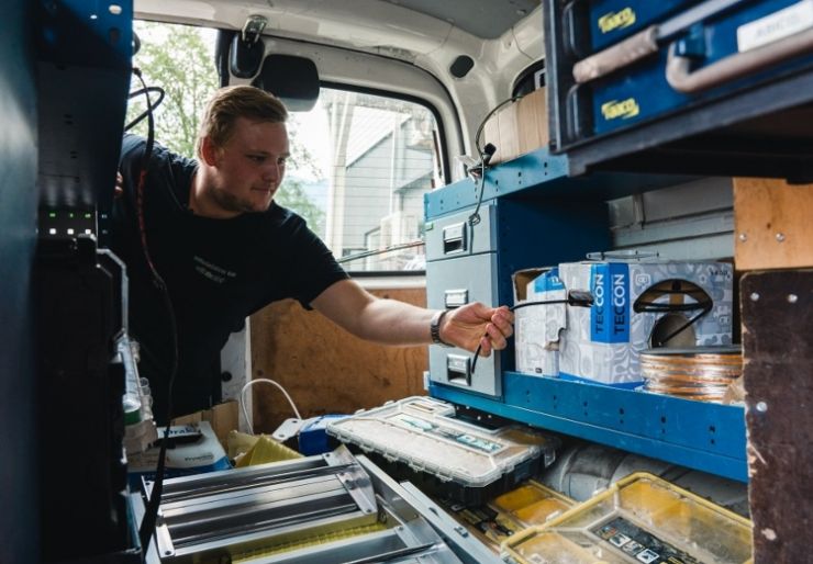 Sverre Emmerhoff er 20 år og har jobbet som elektrikerlærling i to år hos H2 Elektro.  Han bor på familiegården på Sæbøvik i Kvinnherad, hvor han ofte gjør fjøsstell både før og etter elektrikerjobben.