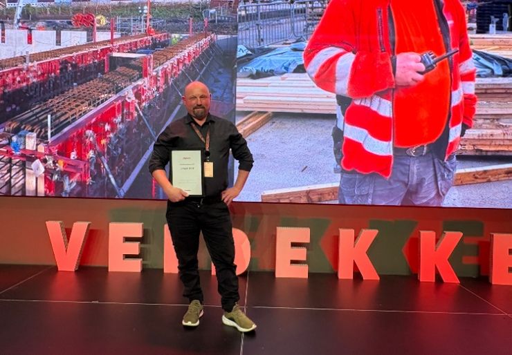 På Veidekkes årlige betongkonferanse ble Janusz Kott i går hedret som årets betongarbeider. I tillegg vant boligprosjektet Mariakvartalet i Oslo og Kattås Vannbehandlingsanlegg i Bærum prisene som Veidekkes beste betongprosjekter 2025.