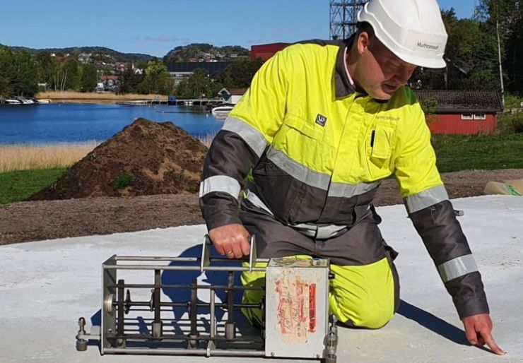 Akustiker Bernt Mikal Larsen og Multiconsult, har gjort nye funn om trinnlyd på betongsåle. Larsen har blant annet benyttet et trinnlydapparat med lodd for å måle hvordan trinnlyd/dunkelyd overføres mellom rom med ulike golvløsninger.