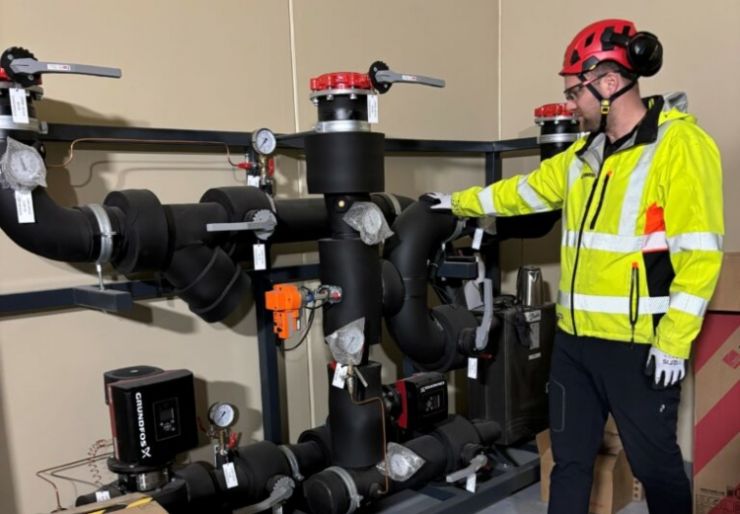 Prefabrikkert energisentral sparer opptil 2.000 timer på Nardoveien-prosjektet