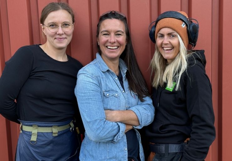 Bygg-TV: Hytteprosjektet OssTRE Tre kvinnelige gründere bygger hytte i trærne – vil lokke flere jenter til byggebransjen. Dette har det blitt en spennende TV serie av.