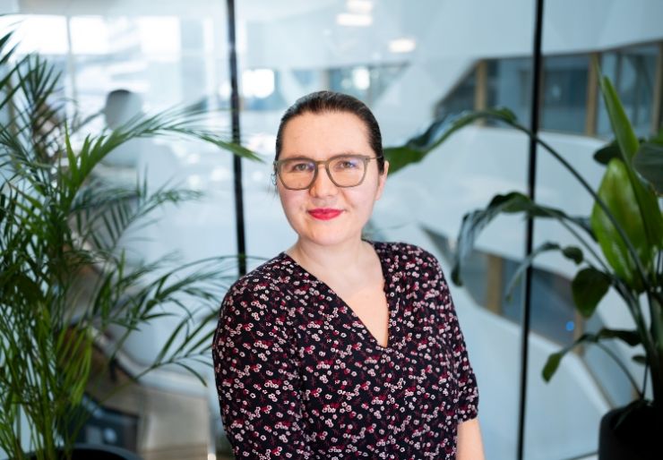 «ombruksdronning» Mariya Simon, Senior miljørådgiver innen strategisk ombruk i Rambøll Kjent som bransjens «ombruksdronning», forklarer Mariya Simon, Senior miljørådgiver innen strategisk ombruk i Rambøll, hvordan ombruk har gått fra pilot til forretning og hva som må på plass for å skalere det nå.