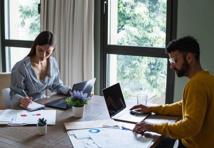 Gir 1,3 milliarder til nye studentboliger Regjeringen fortsetter satsingen på studentboliger i 2026, og bevilger 2000 tilskudd til bygging og rehabilitering av studentboliger.