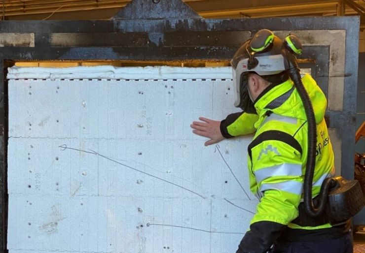 SINTEF-funn kan endre brannkrav for EPS i bygg SINTEF har undersøkt ulike platekledninger som beskytter EPS i vegger. Resultatene overrasket forskerne og kan komme til å endre praksisen i bransjen.