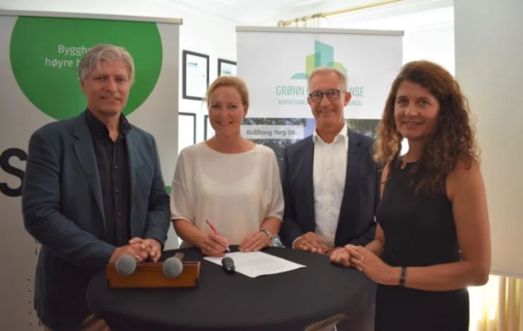 Ved å signere 10 strakstiltak for boligutviklere og for eiendomsselskap forplikter J.B. Ugland Eiendom seg til at det bygges og driftes grønt i hele porteføljen.