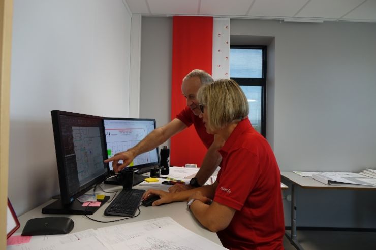 Bransjeprat - Roar Jørgensen AS Juha og Sissel tar en KS på branntegninger før de sendes ut