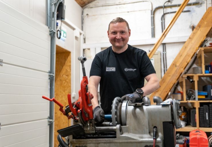 Elsker løse folks problemer Jeg fant jo tidlig ut at kontor ikke var noe for meg, jeg ville være i bevegelse og bruke kroppen og hendene mine. Rørleggeryrket er helt topp og jeg har aldri angret på det valget.