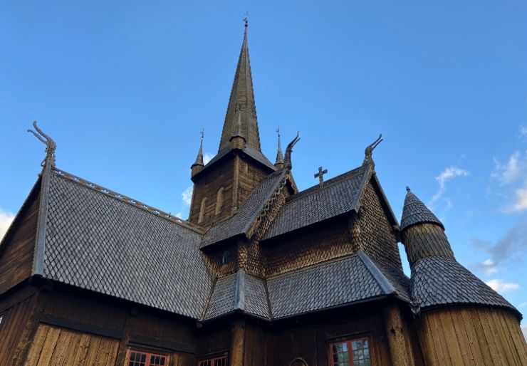 En pilotstudie viser høye nivåer av farlige, gamle kjemikalier i ni eldre bygninger fra hele landet. Riksantikvaren er bekymret.