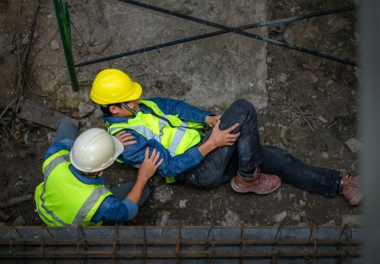 Sykefraværet merkes direkte ute i prosjektene. Fremdrift stopper opp. Lag må omorganiseres. Bedriftene tar regningen, samtidig som den enkelte arbeidstaker kan bli stående lenge utenfor jobb.