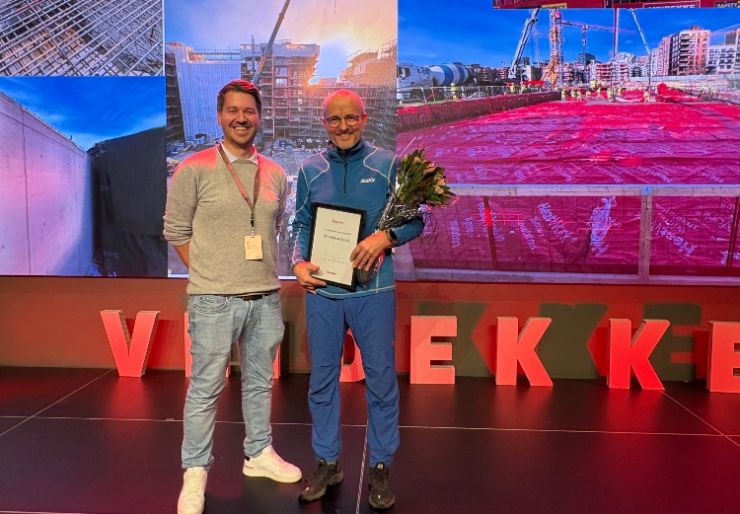 På Veidekkes årlige betongkonferanse ble Janusz Kott i går hedret som årets betongarbeider. I tillegg vant boligprosjektet Mariakvartalet i Oslo og Kattås Vannbehandlingsanlegg i Bærum prisene som Veidekkes beste betongprosjekter 2025.