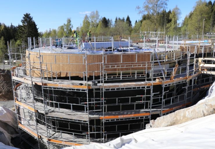 Nytt høydebasseng styrker vannberedskapen i Gjøvik Betonmast Innlandet bygger et nytt høydebasseng på Øverby i Gjøvik som skal gi bedre vanntrykk og styrke vannberedskapen. Anlegget består av to tanker på 800 kubikkmeter, og taket skal samtidig bli en offentlig møteplass med utsikt over Mjøsa.