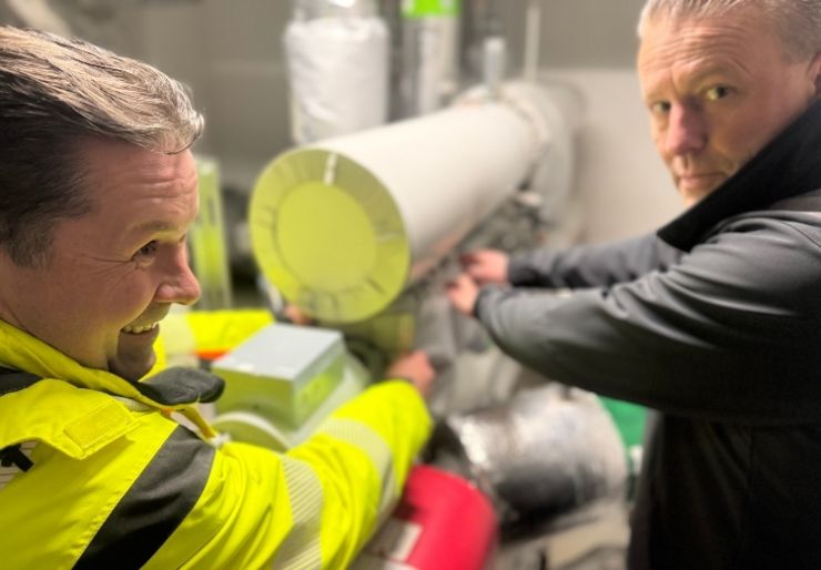 Mange tekniske rom kan se ryddige og “ferdig isolerte” ut, men likevel tape energi døgnet rundt.  Synderen er ofte ventiler, flenser, pumper og andre komponenter som blir stående uten isolasjon