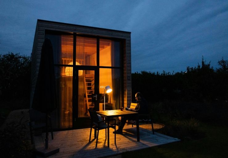 Minihus: Ikke mindre liv – bare færre m² Minihus: Smartere arealbruk, ikke færre behov Minihus har blitt et reelt boligvalg i Norge, ikke fordi folk vil bo “så lite som mulig”, men fordi smart arealbruk kan gi lavere kostnader, lavere energibruk og mindre vedlikehold uten å ofre komfort.