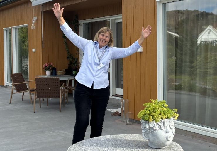 – Nesten alle vil gjøre endringer på huset Britt Svartdal opplever at pris og økonomi har fått større betydning for mange som vurderer å bygge nytt. Samtidig mener Fiskarhedenvillan-agenten at kundene må se nøye på hva som faktisk følger med i tilbudet