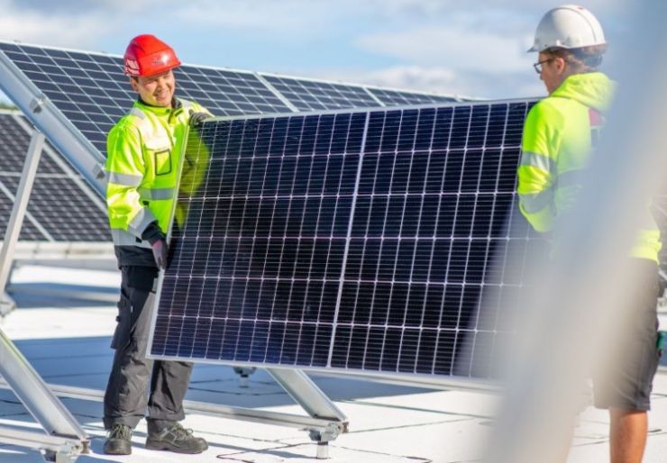 Et innovativt samarbeid mellom Lett-Tak Systemer, Isola Solar og TGN Energy kan løse energikrisen for bedrifter.  Sammen har de utviklet et miljøvennlig system til nybygg som produserer, lagrer og konserverer energi på 