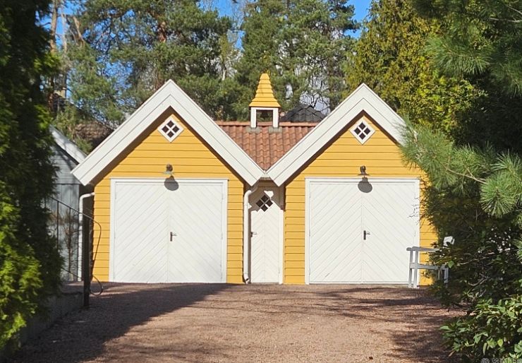 Å bygge carport eller liten garasje kan se enkelt ut, men både plassering, størrelse, brannsikkerhet og tekniske løsninger må være riktig fra start.  Nå har SINTEF oppdatert rådene i Byggforskserien