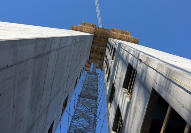 Nær 50 meter høye heis- og trappesjakter ruver på tomta til det nye sykehuset i Drammen.