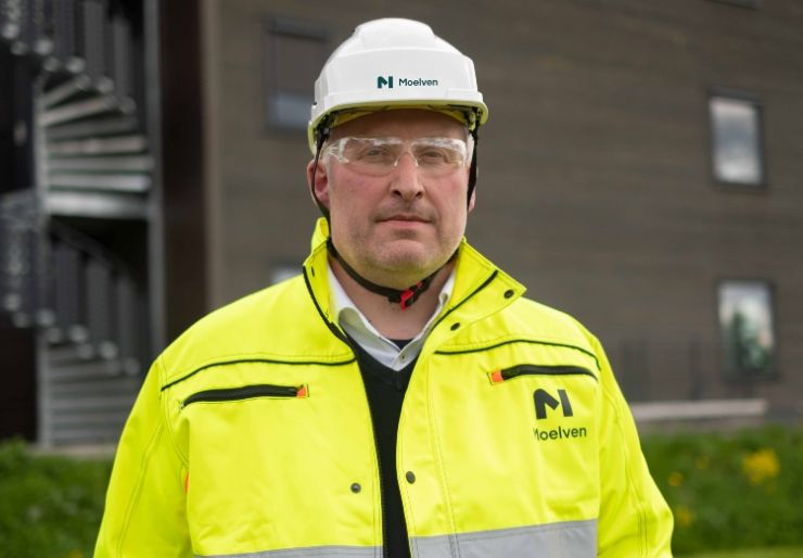 Moelven varsler permiteringer Ledelsen i Moelven Byggmodul AS har i dag informert medarbeiderne om permitteringer på avdelingen på Hjellum, samt at selskapet setter i gang en større omstillingsprosess for å forbedre lønnsomheten i selskapet.