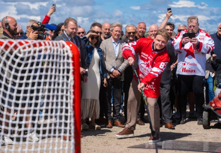 Arena Fredrikstad er offisielt skutt i gang Stjernen-spiller Andreas Heier fyrte av gårde pucken og sendte den rett i mål da byggestarten for Arena Fredrikstad ble markert. Sammen med fløytesignal fra ordføreren skapte det et tydelig og visuelt startskudd for prosjektet.