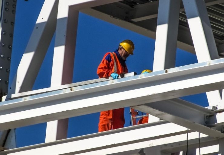 Norske virksomheter mangler til sammen 46 000 personer. Mangelen innen helse, pleie og omsorg og bygg og anlegg utgjør nesten halvparten.