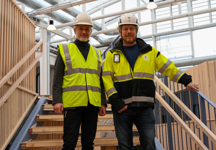 Norges største videregående skole  Den gamle Borggården var en bortgjemt og lite brukt gruslagt plass på cirka 1100 m2, liggende mellom flere bygningskropper.  Her har det blitt bygd en flott storstue som binder hele skolen sammen