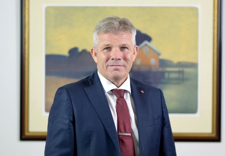 - Vi skal gjennomgå de offentlige kravene, men for å øke boligbyggingen, er vi også avhengige av at bransjen ser på sine egne kostnader og produktivitet, sier Bjørnar Skjæran.