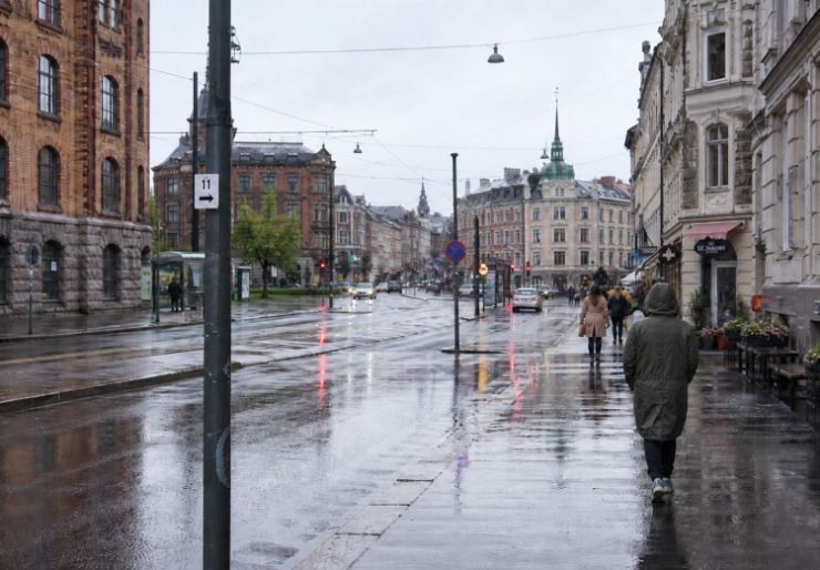 En anleggsrørlegger jobber med rør og infrastruktur i bakken. Det kan handle om å legge vannledninger, avløpsrør og overvannssystemer, montere kummer, arbeide i grøfter, lese tegninger og sørge for at løsningene bygges riktig.