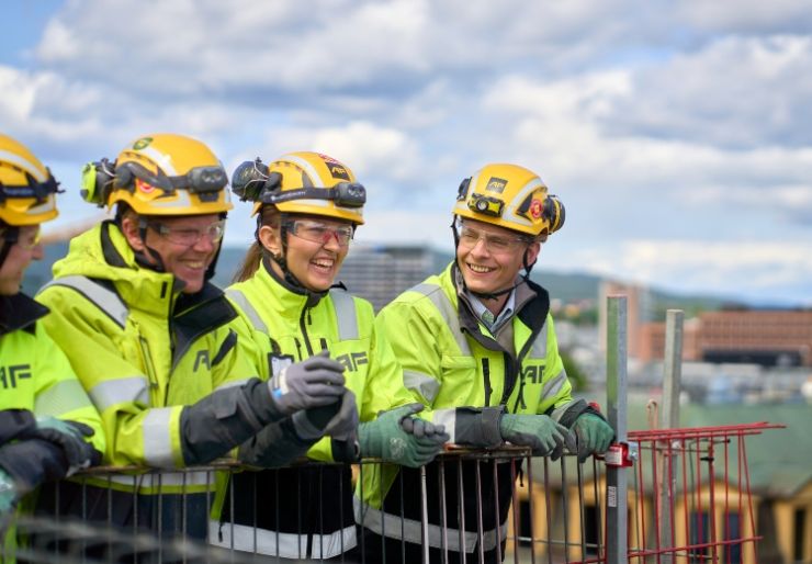 På en 6‑punktskala gir medarbeiderne arbeidsmiljøet 5,3, opp fra 5,2 i 2023. Svarprosenten har økt til 79 prosent.  Dette skyldes ikke minst en betydelig økning i deltakelsen fra fagarbeiderne.