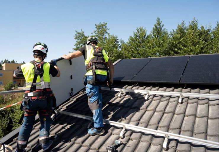 Vil forenkle jobben rundt små solcelleanlegg Reguleringsmyndigheten for energi foreslår en ny «informer og installer»-ordning for små fornybare produksjonsanlegg. Nettselskapet skal få én måned til å varsle dersom tilknytningen ikke er forsvarlig.
