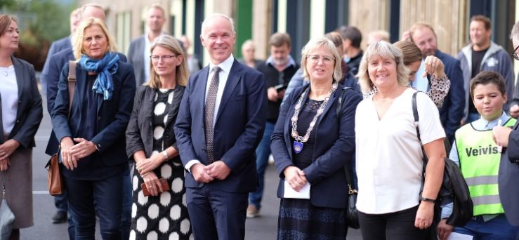 Norges første svanemerkede skole på Røyken|Norske Byggeprosjekter Kunnskaps- og integreringsminister Jan Tore Sanner foretok den høytidelige åpningen av Norges første svanemerkede skole