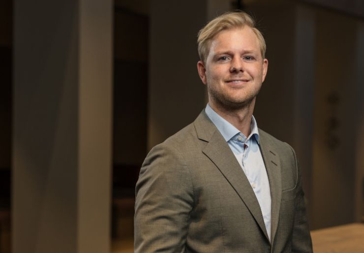 Blir finanssjef i Höegh Eiendom Som barn solgte han popcorn og sukkerspinn i Holmenkollen for å spe på ukelønnen. Nå har sansen for finans gitt Carsten R. Solberg nye utfordringer i Höegh Eiendom.